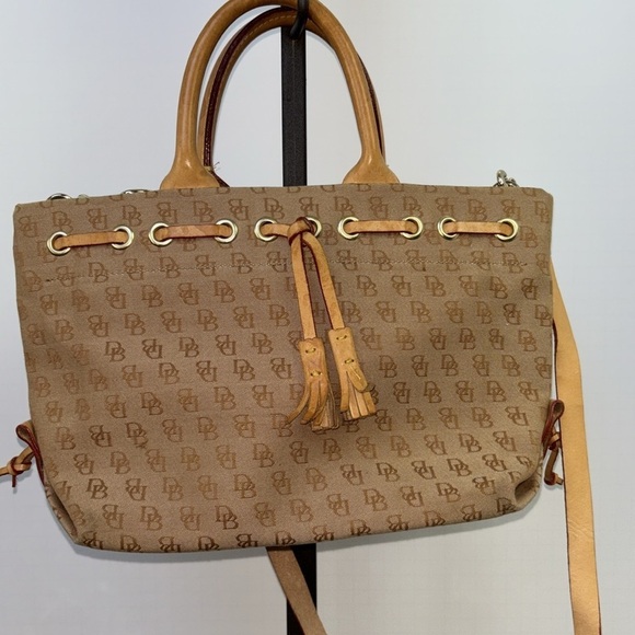 Dooney and Bourke logo double handle signature satchel with Crossbody strap. EUC - Picture 2 of 9